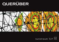 Vorderseite: Ellinor Euler, o.T., 2014, Heißkleber, ca. 400 x 100 cm,
und Petra Tödter, Hängefrüchte, 2011, Finnpappe, Acryllack, Pigment, insgesamt 72 x 88 x 36 cm